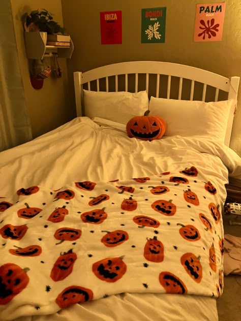 Fall, halloween, pumpkins, preppy, bed inspo Halloween Bed Decor, Fall Bed Ideas, October Bedroom Decor, Fall Vibes Bedroom, Preppy Halloween Room Decor, Halloween Theme Room, Fall Room Preppy, Halloween Fall Bedroom, Halloween Aesthetic Bedroom