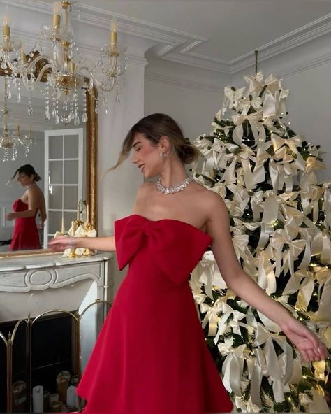 Christmas Photoshoot Ideas Outfit, Christmas Outfit Red Dress, Birthday Outfit December, Christmas Pictures Instagram, Christmas Elegant Outfit, Holiday Dresses Christmas Parties, Christmas Branding Photoshoot, Christmas Picture Ideas For Instagram, Christmas Party Outfit Ideas For Women