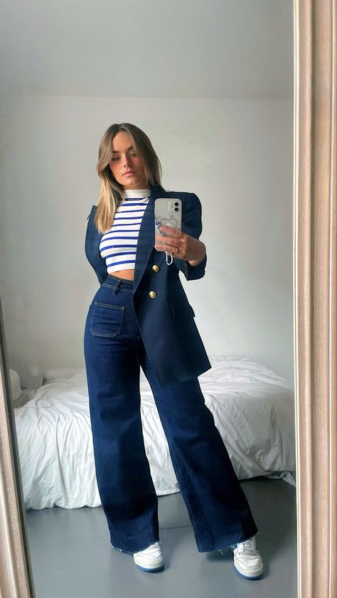 Outfit Ideas With Dark Blue Jeans, Deep Blue Jeans Outfit, Dark Blue Jeans Outfit Aesthetic, Dark Blue Jeans Outfit Women, Dark Blue Denim Jeans Outfit, Blue Jeans Outfit Fall, Outfit Jean Bleu, Dark Denim Outfit, Outfit Soiree