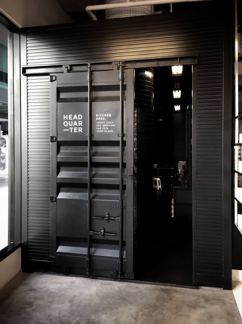 [Design] Sliding Door Ziegler Mackenzie, Skjulte Rum, Interior Design Styles Guide, Business Office Decor, Industrial Restaurant, Interior Design Per La Casa, Metal Doors, Corporate Office Design, Seni Dan Kraf