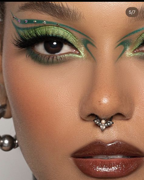 Alien Eyes Makeup, Deep Green Makeup, Snake Eye Makeup Look, Venus Mcflytrap Makeup, Wicked Makeup Ideas, Green White Makeup, Tinkerbell Inspired Makeup, Drag Show Makeup, Dragon Makeup Look Easy