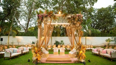 This Boho Mandap We Spotted Is So Pretty For An Intimate Wedding! Simple Mandap, Mandap Design, Mandap Decor, Wedding Backdrop Decorations, Unique Wedding Decor, Wedding Mandap, Indian Wedding Planning, Wedding Planning Websites, Engagement Decorations