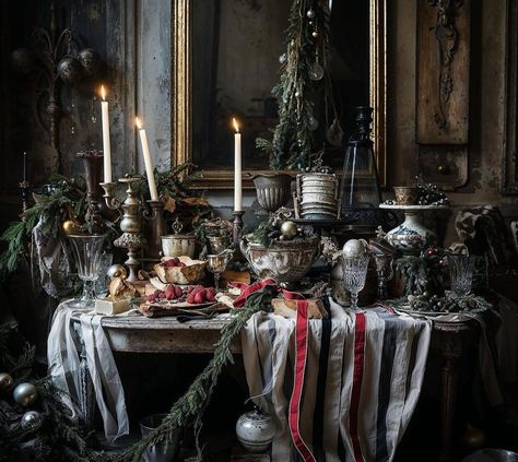 Dark Christmas Decor, Dark Academia Interior, Romantic Interior, Tracy Porter, Shabby Christmas, Vintage Inspired Christmas, Christmas Shoot, Dark Christmas, Christmas Decor Inspiration