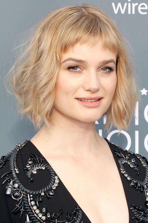 The choppy nature of Alison Sudol's short bangs works perfectly with her wavy, angled bob. Bob With Fringe, Face Hairstyles, Short Layered Bob Haircuts, Wedge Hairstyles, Celebrity Haircuts, Baby Bangs, Asymmetrical Hairstyles, Hairstyles With Glasses, Blonde Haircuts