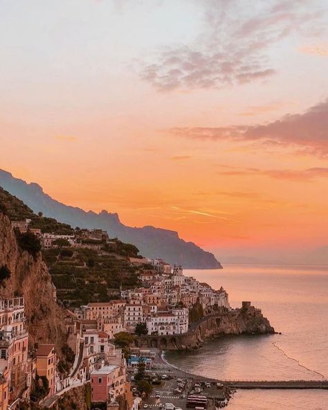 Italy Sunset, Italy Aesthetic, Dream Travel Destinations, City Aesthetic, Beautiful Places To Travel, Pretty Places, Travel Inspo, Amalfi Coast, Travel Aesthetic