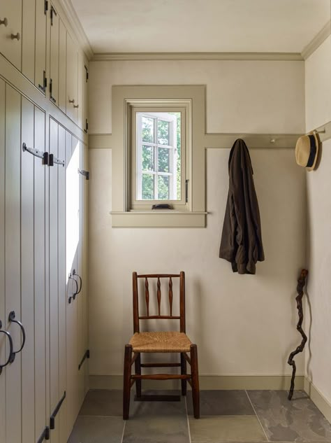 Gil Schafer Maine Home Tour - How to Make a New House Feel Like It's Been There Forever Maine Farmhouse, House In Maine, Gil Schafer, House Beautiful Magazine, Mudroom Design, Japanese Zen, Barn Design, Boot Room, Italian Furniture