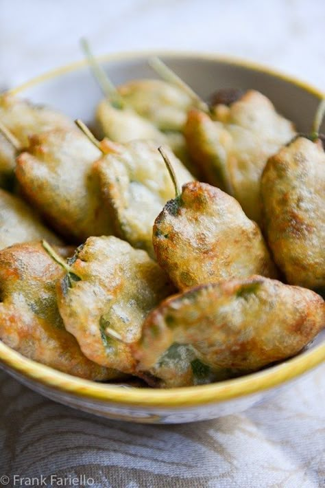 Fried Sage, Anchovy Sauce, Sage Recipes, Winter Vegetables, Sage Leaves, Appetizer Snacks, Italian Recipes, Appetizer Recipes, Party Food