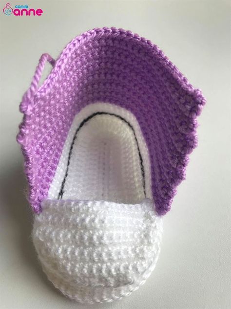 The Pattern of Converse Baby Booties - Knittting Crochet Converse En Crochet, Crochet Baby Shoes Free Pattern, Crochet Booties Pattern, Crochet Flower Granny Square Pattern, Crochet Converse, Baby Booties Free Pattern, Crochet Baby Booties Pattern, Diy Crochet Patterns, Crochet Baby Boots