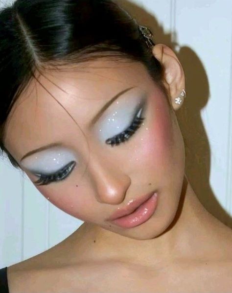 Hollywood Glamor, Pouty Makeup Look, Hyperfem Makeup, Creative Colorful Makeup, Pieces Makeup, Makeup Looks For White Outfit, Makeup Ideas Winter, Anniversary Makeup, Blue 90s Makeup