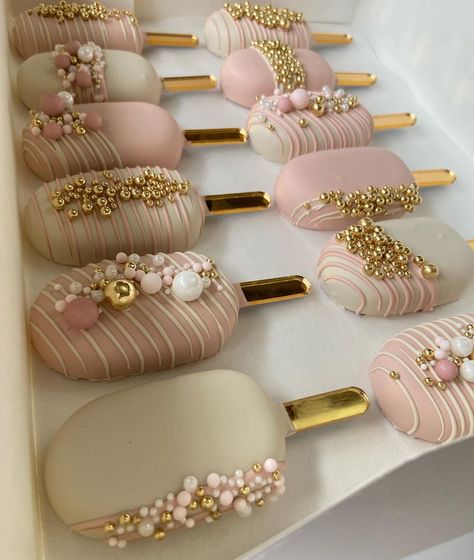 Cake Pops For Quinceanera, Pink And Gold Desserts, Pink And Gold Treats, Snacks For Bday Party, Pink And Gold Cakesicles, Cakepop Ideas Decoration, Wedding Cakesicles Ideas, Wedding Cakepops Ideas, Cake Cycles