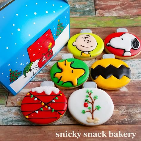 Charlie Brown Christmas  cookie box set. 6 cookies shown in photo and the box to gift them. Email Snickysnackbakery@gmail.com to place order. Charlie Brown Cookies, Fondant Ideas, Ornament Cookies, Brown Christmas, Peanuts Christmas, Cookie Party, Pretty Cookies, Xmas Cookies, Fondant Cupcakes