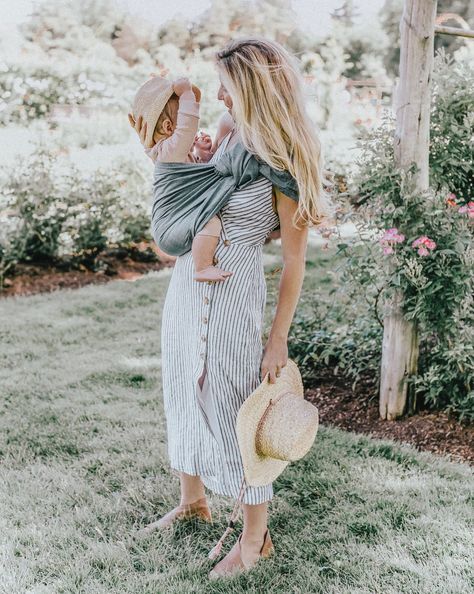 Baby Wearing Outfit, Blonde Mom, Boho Mom, Foto Baby, Mama Style, New Baby Boys, Jolie Photo, Trendy Baby, Mother And Child