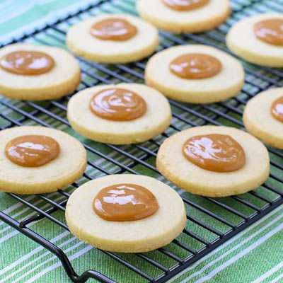 Cuban Sugar Cookies (Torticas de Moron) with Dulce de Leche | Magnolia Days~T~ Love these little gems. The dough is made with a little light rum and some lime zest, Cuban Recipes Authentic Desserts, Cuban Desserts Authentic, Cuban Christmas, Cuban Desserts, Cuban Dishes, Coconut Dessert, Cuban Cuisine, Bundt Cake Recipe, Gf Flour