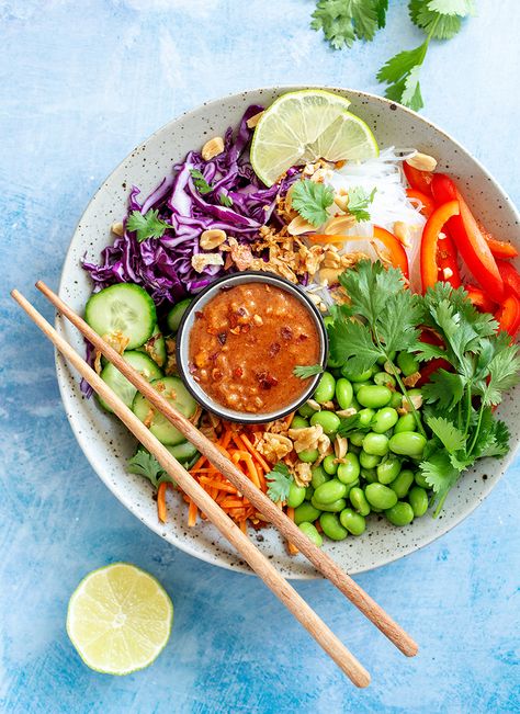 Rice Noodle Salad w/ Spicy Peanut Sauce • Green Evi Spicy Peanut Noodles, Bowls Recipes, Rice Noodle Recipes, Crunchy Veggies, Rice Noodle Salad, Delicious Rice, Spicy Peanut Sauce, Vegan Rice, Peanut Butter Sauce