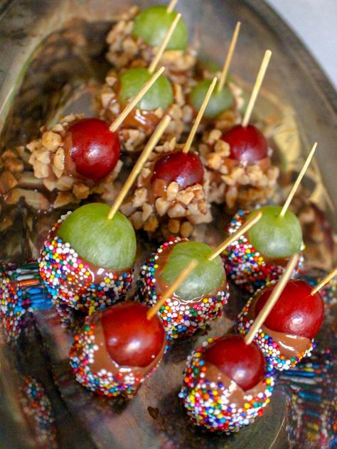 Grapes Halloween Snack, Chocolate Covered Snacks Ideas, Dipped Grapes Recipes, Chocolate Covered Fruit Charcuterie Board, Chocolate Dipped Grapes, Fruit Covered In Chocolate, Chocolate Cover Fruit Ideas, Fruit In Chocolate, Chocolate Covered Grapes Recipes