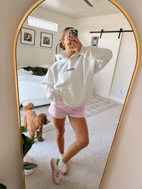 Pj Shorts Outfit, Fall Shorts Outfit, Short Outfit Ideas, Halle Sandberg, Boxer Shorts Outfit, Comfortable Winter Outfits, Airplane Outfits, Fall Shorts, Stylish Sweaters