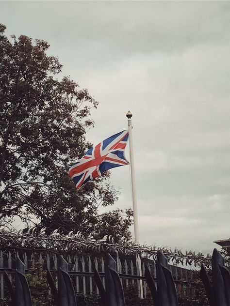 αngεℓιc αεsтнεтιcs England Aesthetic Flag, English Flag Aesthetic, London Flag Aesthetic, England Flag Aesthetic, Britain 2000s, Uk Flag Aesthetic, 2000s British Aesthetic, British Flag Aesthetic, British 2000s Aesthetic