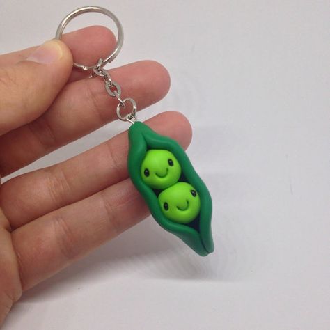 Clay Peas In A Pod, Creative Polymer Clay Ideas, Easy Clay Miniatures, Small Modeling Clay Ideas, Easy Mini Clay Ideas, Modeling Clay Ideas Step By Step Easy, Clay Charm Ideas Easy, Small Clay Figures Ideas, Cute Little Clay Things Easy