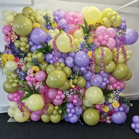 Enchanted Garden Decor, Balloon Wall With Flowers, Baloon Wall, Balloon Wall Backdrop, Enchanted Forest Birthday Party, Lilac Balloons, Balloon Training, 19th Bday, Balloons Wall