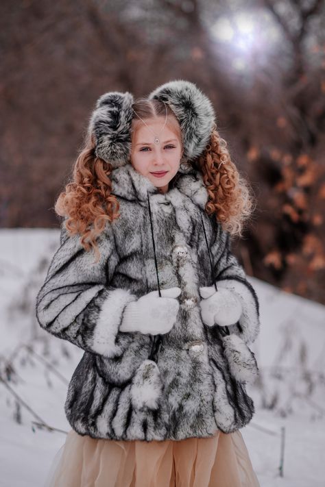 Fox Fashion, Fluffy Sweaters, Fur Coat Outfit, Fur Coat Fashion, Mother Family, Coat Trends, Fur Hoodie, Women Coats, Coat Outfit