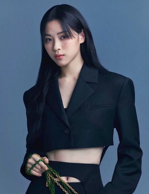 ً on Twitter: "SHIN RYUJIN https://t.co/H9ZIOk4H5Z" / Twitter Dark Sweater, Shin Ryujin, Itzy Ryujin, W Korea, Vogue Korea, Tolu, Photo Set, Kpop Girl Groups, Black Outfit