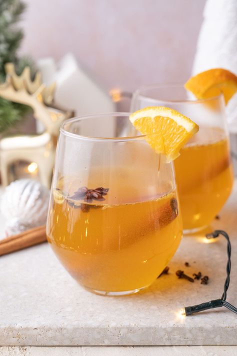 Mulled white wine may be less popular than mulled red wine but it´s equally delicious or maybe even better. White wine is spiced with aromatic spices, vanilla bean, oranges, and lemon. It´s so good you´ll want to sip on it all winter long! Wine Chrome Nails, Mulled Red Wine, Confit Byaldi, Mulled White Wine, Dinner Soup Recipes, Puff Pastry Recipes Savory, Authentic German Recipes, Chrome Nails Art, Mushroom Tart