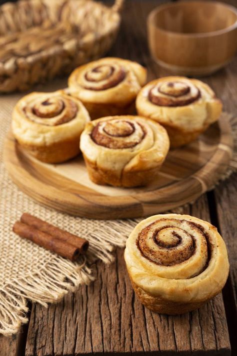 Recette Cinnamon rolls : simple, facile et rapide pour passer de bons moments en famille ou entre amis. Cimmanon Rolls, Cinnamon Rolls With Puff Pastry, Easy Cinnamon Rolls Recipe, Cinnamon Rolls Easy, Cake Factory, Cinnamon Rolls Recipe, Skillet Meals, Homemade Treats, Cinnamon Roll