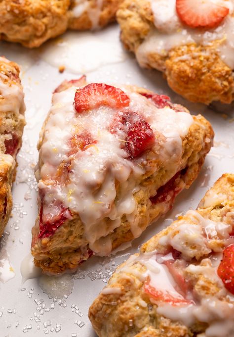 Strawberry Cheesecake Scones, Strawberry Scone, Tea Scones, Breakfast Scones, Homemade Brunch, Strawberry Scones, Fresh Strawberry Recipes, Bistro Menu, Scone Recipes