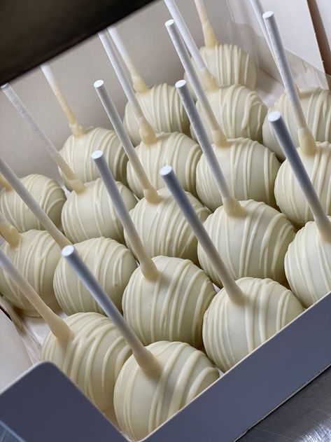 White Chocolate Cake Pops, Elegant Cake Pops, 20 Cake, Wedding Dessert Table Decor, White Cake Pops, Sweet Table Wedding, Cake Pop Designs, Wedding Snacks, White Birthday Cakes