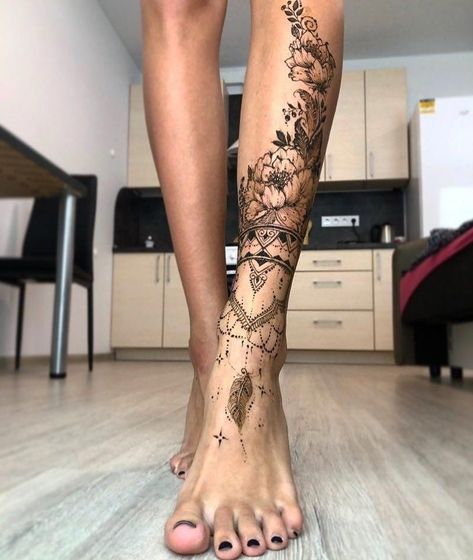 Tatouage floral qui part du genou et se poursuit jusqu'au pied. Grinch Tattoo, Tattoo Bein Frau, Flower Leg Tattoos, Fantasy Tattoo, Shin Tattoo, Anklet Tattoos, Foot Tattoos For Women, Leg Tattoos Women, Leg Sleeve Tattoo