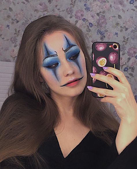 Blue And White Clown Makeup, Cute Blue Halloween Costumes, Dark Blue Halloween Costume, Blue Clown Makeup Halloween, Blue Makeup Halloween, Blue Halloween Makeup Ideas, Blue Skull Makeup, Blue Hair Characters Halloween, Cookie Monster Makeup