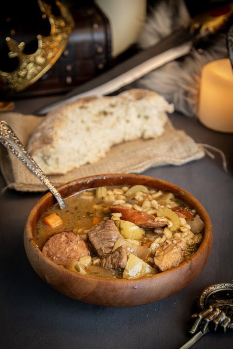 Gendry's Bowl O' Brown | Game of Thrones Inspired Recipes Medieval Stew Recipes, Elven Food Recipes, Game Of Thrones Recipes, Fantasy Cooking, Medieval Encampment, Movie Foods, Game Of Thrones Food, Royal Food, Themed Meals