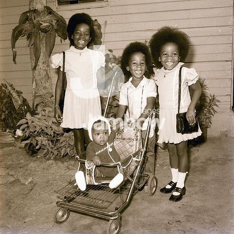 Bob's children: Sharon (step child) ,Ziggy,Cedella, & Stephen...many followed after. He had 11+ chlidren. Ziggy was his first born son. The Drifters, Marley Family, Bob Marley Pictures, Damian Marley, Ziggy Marley, Image Positive, Peter Tosh, Robert Nesta, Joss Stone