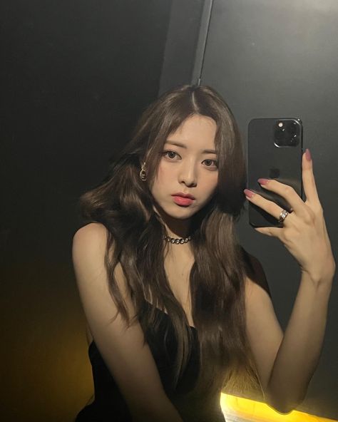 Yuna Itzy, Crop Photo, Tolu, 10 22, How To Pose, Brown Hair Colors, Instagram Update, Korean Girl, South Korean Girls