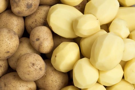 Can You Peel and Cut Potatoes Ahead of Time? Raw Sweet Potato, Potato Varieties, How To Store Potatoes, Raw Potato, Shredded Potatoes, Starchy Vegetables, Cubed Potatoes, Peeling Potatoes, Vegetable Peeler