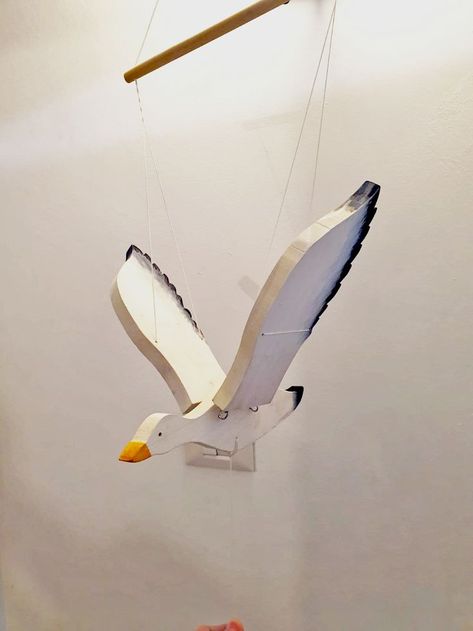 One more pic of my flapping bird. The trick is to find its balance before drilling the holes though its wings... Flapping Bird, Scroll Saw, Sealife, Wooden Toys, Aircraft, Toys