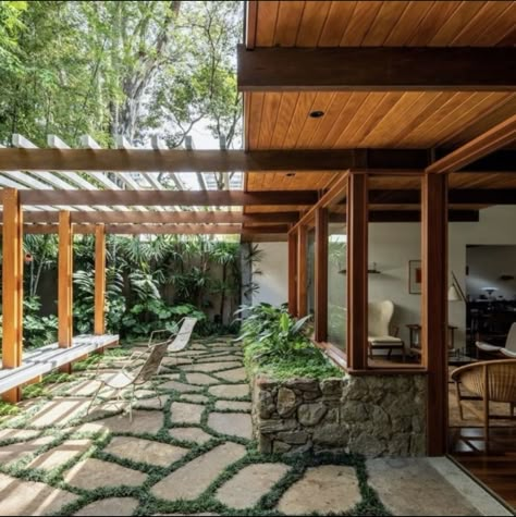 Mid Century Pergola, Mid Century Modern Patio, Modern Courtyard, Midcentury House, Modern Pergola, Pergola Attached To House, Casa Vintage, Rustic Stone, Mid Century Home