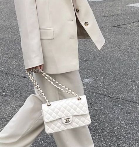 Chanel Classic White Bag Outfit, Chanel Flap Outfit, White Chanel Classic Flap, White Chanel Aesthetic, Chanel Beige Aesthetic, White Chanel Bag Outfit, Chanel Classic Flap Bag Outfit, Chanel White Bag, Beige White Outfit