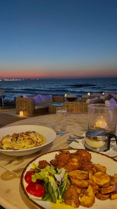 Dinner At Beach Aesthetic, Sunset Dinner Beach, Beach Dinner Restaurant, Beach Diner Aesthetic, Holiday Dinner Aesthetic, Greece Aesthetics Night, Greece Aesthetic Food, Beach Dinner Aesthetic, Beach Restaurant Aesthetic