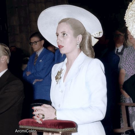 Eva Peron rezando en la catedral de Buenos Aires. Politician Wife, Mystic Aesthetic, Girl Money, Alien Vs Predator, 1950s Fashion, Save The Planet, Past Life, Costume Design, Creative Inspiration