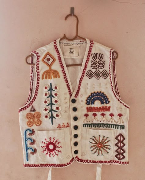 Embroidered Waistcoat, Embroidered Vest, Mode Kimono, Embroidery Designs Fashion, Hand Embroidery Art, Embroidered Clothes, Embroidery Fashion, Embroidery Inspiration, Hand Embroidery Designs