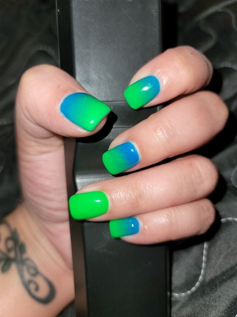 Short powder dipped nails ombre Blue And Green Short Nails, Blue And Green Nails Designs, Green And Blue Nails, Blue And Green Nails, Blue Green Nails, Neon Blue Nails, Lime Green Nails, Spirit Fingers, Blue Nail Color