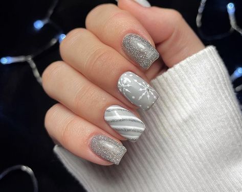 Grey Sweater Nail Design, Silver Christmas Nails Designs, Silver Festive Nails, Gray Christmas Nail Designs, Gray Christmas Nails Acrylic, Grey Xmas Nails, Grey Winter Nails Acrylic, Grey Winter Nail Designs, Grey Sparkle Nail Designs