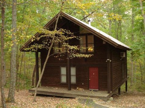 These Log Cabins In Indiana Are What Dreams Are Made Of Indiana Summer, Couples Trips, Indiana Vacation, Brown County State Park, State Parks Usa, Oklahoma State Parks, Nashville Indiana, Brown County Indiana, Nashville Hotels