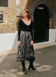 Fall Midi Skirt Outfits With Boots, Floral Skirt Outfits Winter, Vintage Floral Skirt Outfit, Fall Midi Skirt Outfit, Long Skirt With Boots, Skirt And Cardigan Outfit, Floral Midi Skirt Outfit, Midi Skirt Outfit Fall, Skirt Outfits With Boots