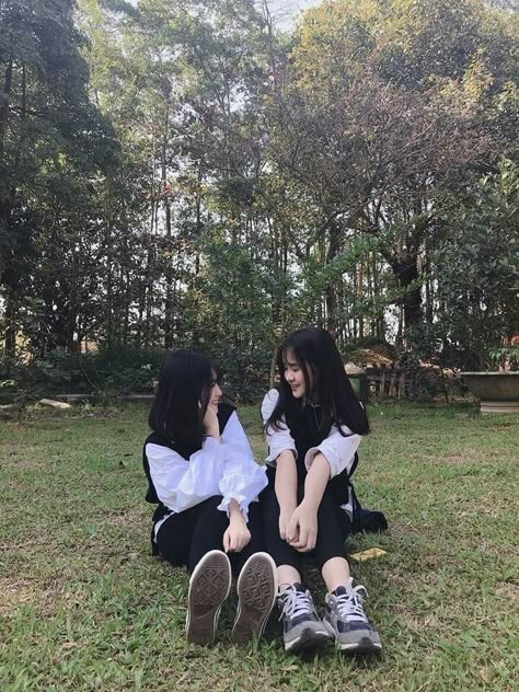 Kumpulan cecan dan cogan 🌈 UP SETIAP GABUT😙 • • • HIGHEST RANK: #2 … #random # Random # amreading # books # wattpad Bff Girls, Bff Poses, Korean Best Friends, Bff Photoshoot Poses, Bff Photoshoot, Friend Poses Photography, Photography Posing Guide, Best Friends Aesthetic, Friend Poses