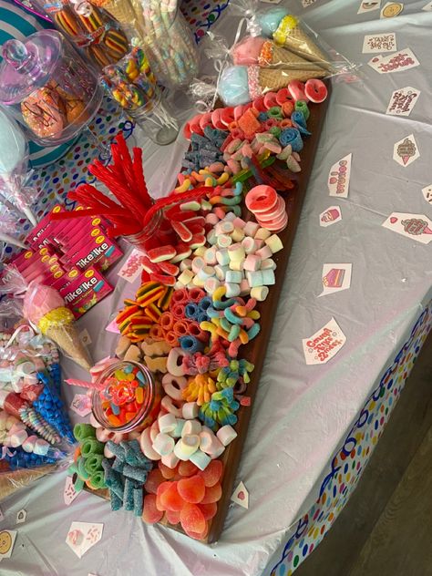 Candy Birthday Table, Lolly Platter Party Ideas, Candy Ideas For Birthday Party, Candy Platter Ideas Parties, Candy Tray Ideas Parties, Rainbow Candy Charcuterie Board, Mini Candy Charcuterie Board, 2000s Charcuterie Board, Sweet Treat Board