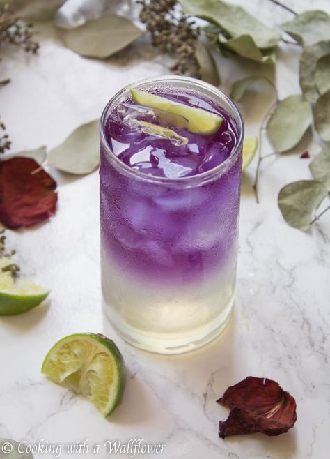 Sparkling Butterfly Pea Flower Tea Lemonade - Cooking with a Wallflower Bellini Bar, Fruit Juice Cocktails, Cottagecore Theme, Pea Flower Tea, Sparkling Lemonade, Butterfly Pea Flower Tea, Asian Tea, Tea Lemonade, Stone Fruits