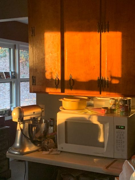 a kitchen during golden hour idk Golden Hour Home Aesthetic, Golden Hour Bedroom, Golden Hour Kitchen, Autumn Board, Ur Gay, Golden Hour Aesthetic, Advanced Higher Art, Apartment Lighting, Golden Hour Light