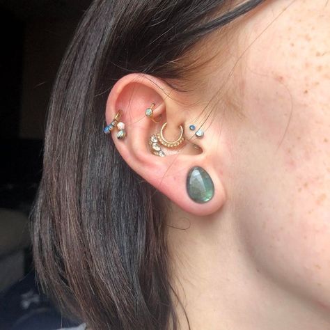 Clever Hand Tattoos, Piercings With Stretched Ears, Ear Piercing Ideas Gauges, Ear Piercings With Stretched Ears, Ear Piercing Ideas With Stretched Ears, 0g Stretched Ears Aesthetic, Gauged Ears Aesthetic, Cute Stretched Ears, 00 Stretched Ears